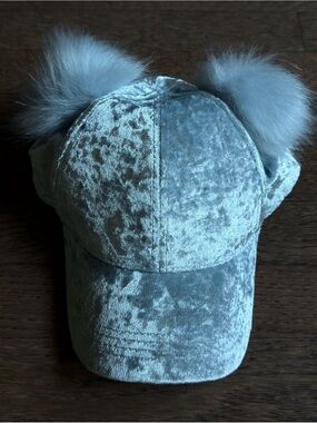 The Children's Place Velvet Pom-Pom Hat in Light Gray